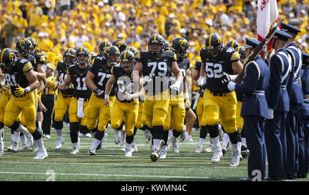 Iowa City, Iowa, USA. 16 Sep, 2017. Iowa Hawkeyes Spieler das Feld vor ihrem Spiel am Kinnick Stadium in Iowa City am Samstag, 16. September 2017. Credit: Andy Abeyta, Viererkabel - Zeiten/Viererkabel - Zeiten/ZUMA Draht/Alamy leben Nachrichten Stockfoto