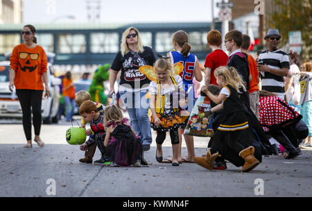 Davenport, Iowa, USA. 29 Okt, 2016. Kinder laufen für Süßigkeiten, wie es auf der Straße während der Halloween Parade entlang West 3rd Street in der Innenstadt von Davenport am Samstag, 29 Oktober, 2016 geworfen wird. Credit: Andy Abeyta/Viererkabel - Zeiten/ZUMA Draht/Alamy leben Nachrichten Stockfoto