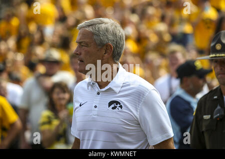 Iowa City, Iowa, USA. 16 Sep, 2017. Iowa Hawkeyes Head Coach Kirk Ferentz geht hinaus auf das Feld vor ihrem Spiel am Kinnick Stadium in Iowa City am Samstag, den 16. September 2017. Credit: Andy Abeyta, Viererkabel - Zeiten/Viererkabel - Zeiten/ZUMA Draht/Alamy leben Nachrichten Stockfoto