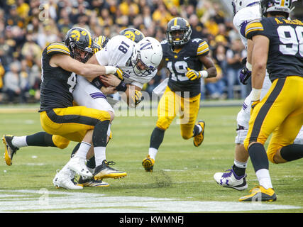 Iowa City, Iowa, USA. 1. Okt 2016. Iowa middle linebacker Josey Jewell (43) bringt die Nordwestlichen quarterback Clayton Thorson (18) Im zweiten Quartal ihr Spiel am Kinnick Stadium in Iowa City am Samstag, 1. Oktober 2016. Credit: Andy Abeyta/Viererkabel - Zeiten/ZUMA Draht/Alamy leben Nachrichten Stockfoto