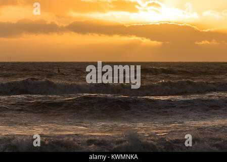 Brighton, East Sussex. 4. Januar 2018. UK Wetter. Starke Winde und kaltem Wetter bestehen an der Südküste in Brighton bei Sonnenuntergang, am Tag nach dem Sturm Eleanor. Stockfoto