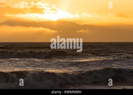 Brighton, East Sussex. 4. Januar 2018. UK Wetter. Starke Winde und kaltem Wetter bestehen an der Südküste in Brighton bei Sonnenuntergang, am Tag nach dem Sturm Eleanor. Stockfoto