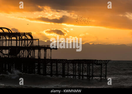 Brighton, East Sussex. 4. Januar 2018. UK Wetter. Starke Winde und kaltem Wetter bestehen an der Südküste in Brighton bei Sonnenuntergang, am Tag nach dem Sturm Eleanor. Stockfoto