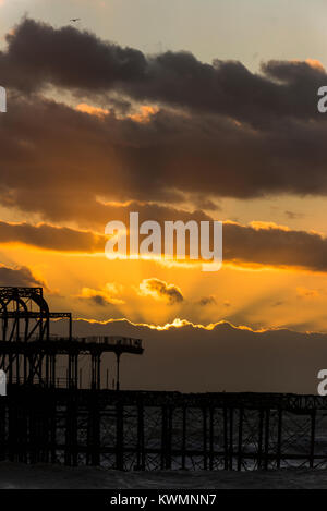 Brighton, East Sussex. 4. Januar 2018. UK Wetter. Starke Winde und kaltem Wetter bestehen an der Südküste in Brighton bei Sonnenuntergang, am Tag nach dem Sturm Eleanor. Stockfoto