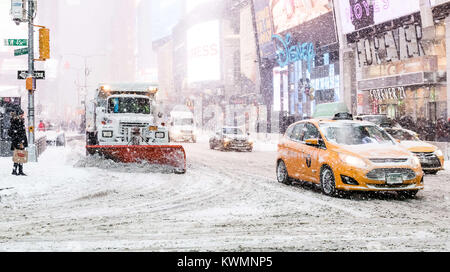 New York, NY, USA. Am 4. Januar, 2018. Eine Schneeräumung Lkw mit Taxis bei Schneesturm im Times Square gesehen. New York City ist unter schweren Schneesturm als Riese Winter'' Bombe Zyklon'' Walloped der Ostküste der Vereinigten Staaten mit eiskalten Luft und starkem Schneefall. Quelle: Michael Brochstein/SOPA/ZUMA Draht/Alamy leben Nachrichten Stockfoto