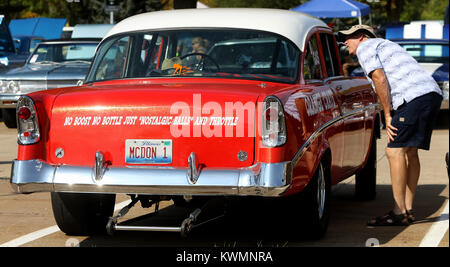 Moline, Iowa, USA. 24 Sep, 2017. Joe Geerts von Davenport Peers innerhalb der Orange Kiste, ein 1956 Chevy von Bob Griffin von East Moline, Sonntag, 24. September 2017 besaß, während der jährlichen Viererkabel - Vintage Stäbe Car Show gehalten an Black Hawk Hochschule in Moline. Mehr als 400 Oldtimer, Hot Rods, Straße Stangen und Special-interest-Autos wurden an der Show. Quelle: John Schultz/Viererkabel - Zeiten/ZUMA Draht/Alamy leben Nachrichten Stockfoto