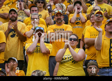 Iowa City, Iowa, USA. 16 Sep, 2017. Iowa Hawkeyes Fans jubeln für Ihr Team im ersten Quartal ihr Spiel am Kinnick Stadium in Iowa City am Samstag, den 16. September 2017. Credit: Andy Abeyta, Viererkabel - Zeiten/Viererkabel - Zeiten/ZUMA Draht/Alamy leben Nachrichten Stockfoto