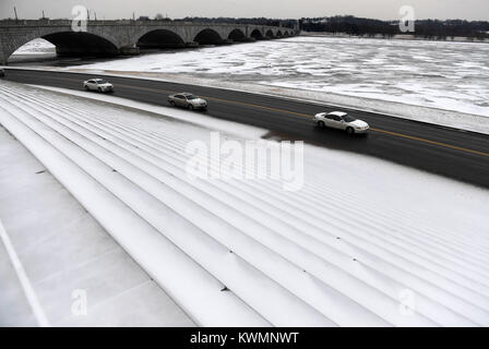 Washington, USA. Am 4. Januar, 2018. Fahrzeuge passieren die gefrorenen Potomac River in Washington, DC, USA, Jan. 4, 2018. Mindestens 11 Menschen in den Vereinigten Staaten in Verbindung mit schwerer Erkältung seit Dienstag Morgen gestorben sind, sagten Beamte am Mittwoch. Credit: Yin Bogu/Xinhua/Alamy leben Nachrichten Stockfoto