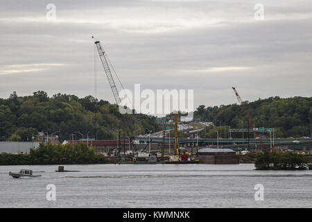 Bettendorf, Iowa, USA. 5. Okt 2017. Die Arbeit geht weiter auf die Interstate 74 bridge Projekt in Bettendorf am Donnerstag, 5. Oktober 2017. Credit: Andy Abeyta, Viererkabel - Zeiten/Viererkabel - Zeiten/ZUMA Draht/Alamy leben Nachrichten Stockfoto