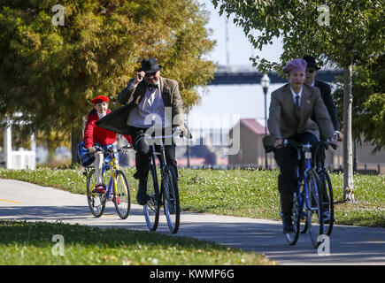 Davenport, Iowa, USA. 22 Okt, 2016. Ein Mann Tipps seinen Hut beim Reiten, indem während des vierten jährlichen Viererkabel-städte Tweed Fahrt in Davenport am Samstag, 22. Oktober 2016. Eine Masse über zweihundert montiert ihre Fahrräder in Tweed Kleid auf der diesjährigen Fahrt, Reisen aus dem East Village von Davenport zu Credit Island Park für ein Picknick vor der Rückkehr in das Dorf für eine Preisverleihung und nach der Party. Credit: Andy Abeyta/Viererkabel - Zeiten/ZUMA Draht/Alamy leben Nachrichten Stockfoto