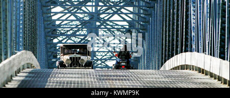 Savanne, Iowa, USA. 21 Okt, 2017. Klassische alte Autos und Motorräder in der Mitte des alten Savanne/Sabula Brücke, am Samstag, den 21. Oktober 2017, bei der letzten Fahrt über den Mississippi River zwischen den beiden Städten. Die alte Brücke ist für den Abriss vorgesehen, sobald die neue Brücke wird geöffnet. Quelle: John Schultz/Viererkabel - Zeiten/ZUMA Draht/Alamy leben Nachrichten Stockfoto