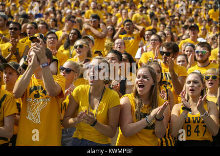 Iowa City, Iowa, USA. 16 Sep, 2017. Iowa Hawkeyes Fans jubeln, als die Spieler das Feld für Vorwärmungen vor dem Spiel bei Kinnick Stadium in Iowa City am Samstag, 16. September 2017. Credit: Andy Abeyta, Viererkabel - Zeiten/Viererkabel - Zeiten/ZUMA Draht/Alamy leben Nachrichten Stockfoto