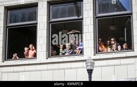 Davenport, Iowa, USA. 29 Okt, 2016. Kinder und Erwachsene beobachten die Halloween Parade von oben entlang West 3rd Street in der Innenstadt von Davenport am Samstag, 29. Oktober 2016. Credit: Andy Abeyta/Viererkabel - Zeiten/ZUMA Draht/Alamy leben Nachrichten Stockfoto