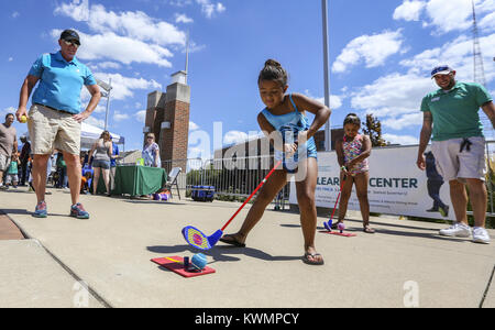 Rock Island, Iowa, USA. 30. Juli, 2017. Andreja De La Rosa, 6, der Rock Island Praktiken, nachdem Sie einige Golf Zeiger vom YMCA Program Director Amy Johnson bei Schwiebert Park in Rock Island am Sonntag, 30. Juli 2017. Der Fels Island-Milan School District Gastgeber einer Back-to-school Event, ' ' Bereit zum Rock das Schuljahr! Credit: Andy Abeyta, Viererkabel - Zeiten/Viererkabel - Zeiten/ZUMA Draht/Alamy leben Nachrichten Stockfoto