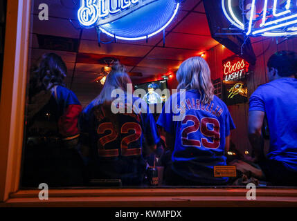 Davenport, Iowa, USA. 2. Nov 2016. Jungventilatoren sitzen auf der Fensterbank das Spiel bei Rookies Sports Bar und Grill in Davenport am Mittwoch, 2. November 2016 zu beobachten. Die Jungen gewann Spiel 7 der World Series gegen die Cleveland Indians 8-7 und gewann die Serie zum ersten Mal in 108 Jahren. Credit: Andy Abeyta/Viererkabel - Zeiten/ZUMA Draht/Alamy leben Nachrichten Stockfoto