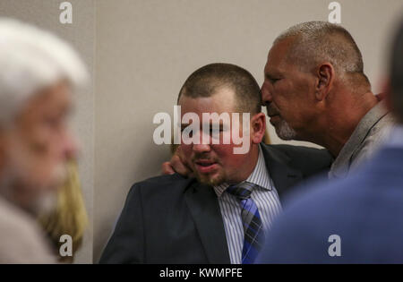 Rock Island, Iowa, USA. 11 Sep, 2017. Beklagte Mitchell Gayer sagt seinen Abschied an Freunde und Familie Momente bevor Sie sofort an der Rock Island County Courthouse am Montag remanded, 11. September 2017. Mitchell Gayer, der ein Alford Plädoyer im Januar zu Fahren unter dem Einfluß verschlimmerte, wurde zu acht Jahren Gefängnis für den Crash 2013, links Jamie Sedam und Clayton Carver tot verurteilt. Credit: Andy Abeyta, Viererkabel - Zeiten/Viererkabel - Zeiten/ZUMA Draht/Alamy leben Nachrichten Stockfoto