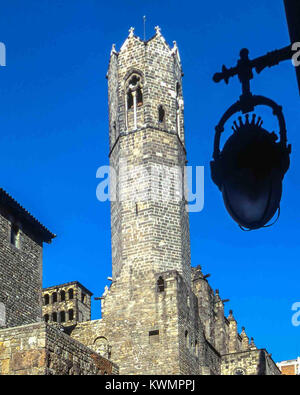 Barcelona, Katalonien, Spanien. Am 4. Januar, 2018. Die einzigartige achteckige Glockenturm, geformt wie eine Krone, des 14. Jahrhunderts der Königlichen Kapelle von St. Agatha des Königlichen Palastes (Palau Royale Major) im Gotischen Viertel (Barri Gòtic) in Barcelona, ein wichtiges touristisches Ziel mit einem reichen kulturellen Erbe. Credit: Arnold Drapkin/ZUMA Draht/Alamy leben Nachrichten Stockfoto