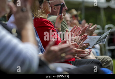 Rock Island, Iowa, USA. 29 Mai, 2017. Die Zuschauer applaudieren während der Rock Island National Cemetery Memorial Day Zeremonie auf der Rock Island Arsenal am Montag, 29. Mai 2017. Credit: Andy Abeyta, Viererkabel - Zeiten/Viererkabel - Zeiten/ZUMA Draht/Alamy leben Nachrichten Stockfoto