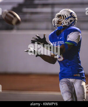 Davenport, Iowa, USA. 7. Sep 2017. Davenport der Zentralen Nate Tyson (6) macht eine Verriegelung für einen Touchdown im vierten Quartal ihr Spiel an Brady Street Stadion in Davenport am Donnerstag, 7. September 2017. Credit: Andy Abeyta, Viererkabel - Zeiten/Viererkabel - Zeiten/ZUMA Draht/Alamy leben Nachrichten Stockfoto