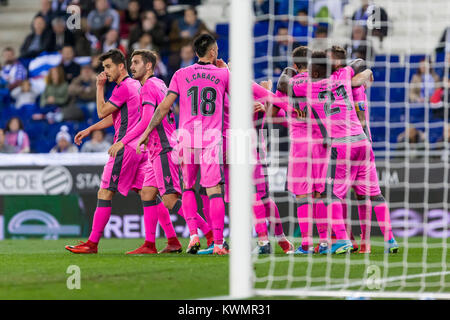 Barcelona, Spanien. 04 Jan, 2018. Levante Mittelfeldspieler Jose Luis Morales (11) mit seinen Mannschaftskameraden von Levante feiert nach dem Scoring das Ziel während des Spiels zwischen RCD Espanyol v Levante, für die Runde der letzten 16 (1) der Schale des Königs, an RCDE Stadion am 4. Januar 2018 in Barcelona, Spanien gespielt. (Credit: GTO/Urbanandsport/Gtres Online) Credit: Gtres Información más Comuniación auf Linie, S.L./Alamy leben Nachrichten Stockfoto