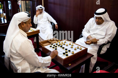 Doha, Katar. 3 Jan, 2018. Männer spielen Dama in einem Cafe in einem Markt (Souq Waqif) in Doha, Katar, vom 3. Januar 2018. Zwischen 2. Januar und dem 7. Januar 2018, die Mannschaft des FC Bayern München wird die Vorbereitung für die restliche Saison im Trainingslager in Katar. Credit: Sven Hoppe/dpa/Alamy leben Nachrichten Stockfoto