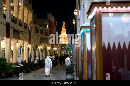 Doha, Katar. 3 Jan, 2018. Einheimische und Touristen zu Fuß um in einem Markt (Souq Waqif) in Doha, Katar, vom 3. Januar 2018. Zwischen 2. Januar und dem 7. Januar 2018, die Mannschaft des FC Bayern München wird die Vorbereitung für die restliche Saison im Trainingslager in Katar. Credit: Sven Hoppe/dpa/Alamy leben Nachrichten Stockfoto