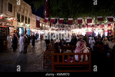 Doha, Katar. 3 Jan, 2018. Einheimische und Touristen zu Fuß um in einem Markt (Souq Waqif) in Doha, Katar, vom 3. Januar 2018. Zwischen 2. Januar und dem 7. Januar 2018, die Mannschaft des FC Bayern München wird die Vorbereitung für die restliche Saison im Trainingslager in Katar. Credit: Sven Hoppe/dpa/Alamy leben Nachrichten Stockfoto