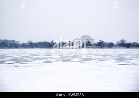 Washington, USA. 04 Jan, 2017. Das Jefferson Memorial in Washington DC erscheint in Eis auf der kältesten Tage des neuen Jahres umgeben. Das Tidal Basin hat eine Decke aus massivem Eis teilweise durch Schneeverfrachtung, die schnell Änderungen Muster in der heftige Wind abgedeckt. Foto ca. 12.00 Uhr am 4. Januar 2018 berücksichtigt. Credit: Angela Drake/Alamy leben Nachrichten Stockfoto