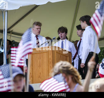 Rock Island, Iowa, USA. 29 Mai, 2017. Quartett Die bettendorf's High School Männer führen Sie die Nationalhymne während der Rock Island National Cemetery Memorial Day Zeremonie auf der Rock Island Arsenal am Montag, 29. Mai 2017. Credit: Andy Abeyta, Viererkabel - Zeiten/Viererkabel - Zeiten/ZUMA Draht/Alamy leben Nachrichten Stockfoto