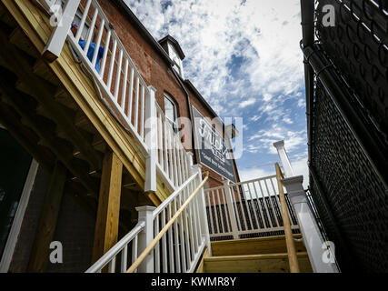 Davenport, Iowa, USA. 26 Aug, 2016. Eine Treppe in die zweite Ebene Veranda, von der barroom Zugriff auf der zweiten Etage ist bei Fricks im Westen von Davenport am Freitag Tippen gesehen, 26. August 2016. Fricks Tippen öffnet am Freitag, 2. September, neue Eigentümer. Nach Angaben der Geschäftsleitung die Taverne, im Westen Davenport befindet ist die älteste Bar in Iowa und hält die älteste Alkohollizenz im Zustand. Credit: Andy Abeyta/Viererkabel - Zeiten/ZUMA Draht/Alamy leben Nachrichten Stockfoto