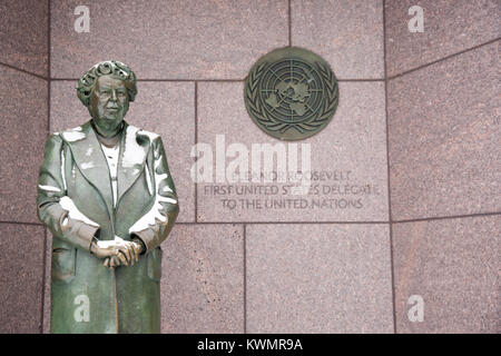 Washington, USA. 04 Jan, 2017. Der Franklin Delano Roosevelt Denkmal in Washington DC ist selten auf verschneiten Tagen aber Spuren im Schnee Show besucht, ein paar engagierten Seelen braved eiskalten Temperaturen und starkem Wind trotz Orkan Warnungen. Fotos wurden um ca. 12:00 Uhr am 4. Januar 2018 berücksichtigt. Credit: Angela Drake/Alamy leben Nachrichten Stockfoto