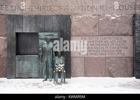 Washington, USA. 04 Jan, 2017. Der Franklin Delano Roosevelt Denkmal in Washington DC ist selten auf verschneiten Tagen aber Spuren im Schnee Show besucht, ein paar engagierten Seelen braved eiskalten Temperaturen und starkem Wind trotz Orkan Warnungen. Fotos wurden um ca. 12:00 Uhr am 4. Januar 2018 berücksichtigt. Credit: Angela Drake/Alamy leben Nachrichten Stockfoto