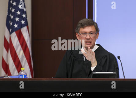 Rock Island, Iowa, USA. 11 Sep, 2017. Richter Richard Zimmer gibt seinen Satz zu beklagte Mitchell Gayer am Rock Island County Courthouse am Montag, 11. September 2017. Mitchell Gayer, der ein Alford Plädoyer im Januar zu Fahren unter dem Einfluß verschlimmerte, wurde zu acht Jahren Gefängnis für den Crash 2013, links Jamie Sedam und Clayton Carver tot verurteilt. Credit: Andy Abeyta, Viererkabel - Zeiten/Viererkabel - Zeiten/ZUMA Draht/Alamy leben Nachrichten Stockfoto