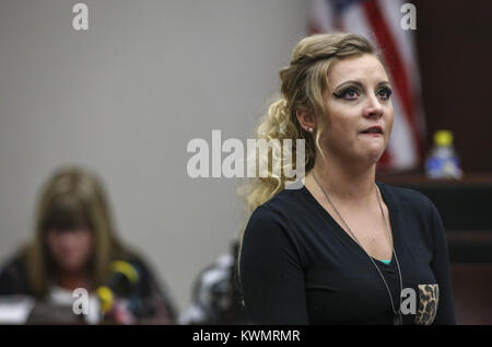 Rock Island, Iowa, USA. 11 Sep, 2017. Eleanor Stout, ein Freund der Opfer, gibt einen Bericht über die Auswirkung der Rock Island County Courthouse am Montag, 11. September 2017. Mitchell Gayer, der ein Alford Plädoyer im Januar zu Fahren unter dem Einfluß verschlimmerte, wurde zu acht Jahren Gefängnis für den Crash 2013, links Jamie Sedam und Clayton Carver tot verurteilt. Credit: Andy Abeyta, Viererkabel - Zeiten/Viererkabel - Zeiten/ZUMA Draht/Alamy leben Nachrichten Stockfoto