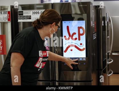 Davenport, Iowa, USA. 2. Sep 2016. General Manager Suzanne Vos zeigt auf einem Samsung Kühlschrank bei JCPenney in NorthPark Mall in Davenport am Freitag, den 2. September 2016. JCPenney wieder enterting Die großen Appliance Business in einem stufenweisen 500-Programm speichern allgemein mit dem NorthPark Lage als eines der speichert nun die großen Gerät Abteilung. Credit: Andy Abeyta/Viererkabel - Zeiten/ZUMA Draht/Alamy leben Nachrichten Stockfoto