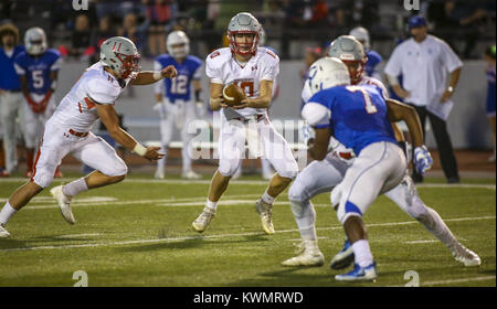 Davenport, Iowa, USA. 7. Sep 2017. Norden Scott quarterback Nil McLaughlin (10) hält die Kugel, die für eine Übergabe im zweiten Quartal ihr Spiel an Brady Street Stadion in Davenport am Donnerstag, 7. September 2017. Credit: Andy Abeyta, Viererkabel - Zeiten/Viererkabel - Zeiten/ZUMA Draht/Alamy leben Nachrichten Stockfoto