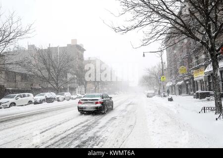 Starke blizzard Hits die Insel Manhattan in New York in den Vereinigten Staaten dieses Donnerstag, 04. (Foto: William Volcov) Stockfoto