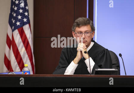 Rock Island, Iowa, USA. 11 Sep, 2017. Richter Richard Zimmer hört auf Verfahren, die auf die Rock Island County Courthouse am Montag, 11. September 2017. Mitchell Gayer, der ein Alford Plädoyer im Januar zu Fahren unter dem Einfluß verschlimmerte, wurde zu acht Jahren Gefängnis für den Crash 2013, links Jamie Sedam und Clayton Carver tot verurteilt. Credit: Andy Abeyta, Viererkabel - Zeiten/Viererkabel - Zeiten/ZUMA Draht/Alamy leben Nachrichten Stockfoto