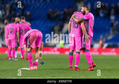 Barcelona, Spanien. 04 Jan, 2018. Levante Verteidiger Sergio Postigo (15) und Mittelfeldspieler Levante Jose Luis Morales (11) feiert den Sieg während des Spiels zwischen RCD Espanyol v Levante, für die Runde der letzten 16 (1) der Schale des Königs, an RCDE Stadion am 4. Januar 2018 in Barcelona, Spanien gespielt. (Credit: GTO/Urbanandsport/Gtres Online) Credit: Gtres Información más Comuniación auf Linie, S.L./Alamy leben Nachrichten Stockfoto