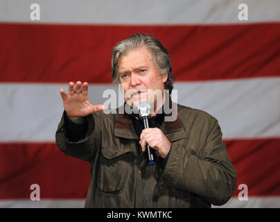 Datei: Foto Fairhope, Alabama, USA. 5 Dez, 2017. Steve Bannon, Executive Chairman von breitbart Nachrichten und ehemaliger Chief Strategist für US-Präsident Donald Trump, spricht auf einer Wahlkampfveranstaltung für republikanische US-Senat Kandidat Richter Roy Moore am 5. Dezember 2017 an der Eiche Hollow Farm in Fairhope, Alabama. Am 3. Januar 2018, US-Präsident Donald Trump bedroht Bannon mit rechtlichen Maßnahmen, sagt Bannon hatte "seinen Verstand verloren" nach aus dem Weißen Haus abgefeuert wurde. Credit: Paul Hennessy/Alamy leben Nachrichten Stockfoto