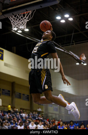 Rock Island, Iowa, USA. 27 Mär, 2017. Bettendorf ist Suni Lane (25) reicht für einen Dunk während der dunk Contest am Iowa-Illinois Senior All-Star Game am Augustana College in Rock Island am Montag, 27. März 2017. Credit: Andy Abeyta/Viererkabel - Zeiten/ZUMA Draht/Alamy leben Nachrichten Stockfoto