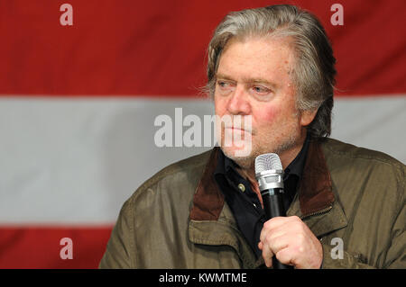 Datei: Foto Fairhope, Alabama, USA. 5 Dez, 2017. Steve Bannon, Executive Chairman von breitbart Nachrichten und ehemaliger Chief Strategist für US-Präsident Donald Trump, spricht auf einer Wahlkampfveranstaltung für republikanische US-Senat Kandidat Richter Roy Moore am 5. Dezember 2017 an der Eiche Hollow Farm in Fairhope, Alabama. Am 3. Januar 2018, US-Präsident Donald Trump bedroht Bannon mit rechtlichen Maßnahmen, sagt Bannon hatte "seinen Verstand verloren" nach aus dem Weißen Haus abgefeuert wurde. Credit: Paul Hennessy/Alamy leben Nachrichten Stockfoto