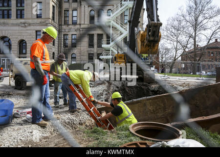 Rock Island, Iowa, USA. 12 Apr, 2017. Arbeitnehmer pass Werkzeuge und Materialien untereinander, während unter der Erde an der Rock Island County Courthouse am Mittwoch, 12. April 2017. Credit: Andy Abeyta, Viererkabel - Zeiten/Viererkabel - Zeiten/ZUMA Draht/Alamy leben Nachrichten Stockfoto