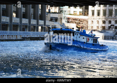 Chicago, Illinois, USA. Am 4. Januar, 2018. Die tugboat James J Versluis arbeitet, um das Eis zu brechen und den Chicago River von friert, da die Temperaturen in der Stadt erreichen eine hohe von rund 12 Grad Fahrenheit, -11 Grad Celsius, zum zehnten Mal in Folge Tag halten. Credit: D Gast Smith/Alamy leben Nachrichten Stockfoto