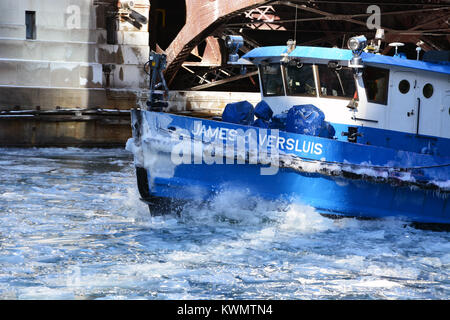 Chicago, Illinois, USA. Am 4. Januar, 2018. Die tugboat James J Versluis arbeitet, um das Eis zu brechen und den Chicago River von friert, da die Temperaturen in der Stadt erreichen eine hohe von rund 12 Grad Fahrenheit, -11 Grad Celsius, zum zehnten Mal in Folge Tag halten. Credit: D Gast Smith/Alamy leben Nachrichten Stockfoto