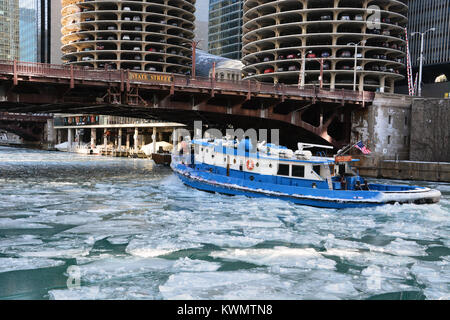 Chicago, Illinois, USA. Am 4. Januar, 2018. Die tugboat James J Versluis arbeitet, um das Eis zu brechen und den Chicago River von friert, da die Temperaturen in der Stadt erreichen eine hohe von rund 12 Grad Fahrenheit, -11 Grad Celsius, zum zehnten Mal in Folge Tag halten. Credit: D Gast Smith/Alamy leben Nachrichten Stockfoto