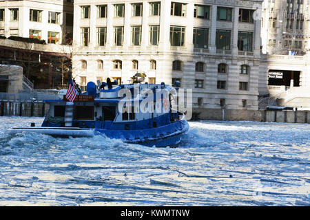 Chicago, Illinois, USA. Am 4. Januar, 2018. Die tugboat James J Versluis arbeitet, um das Eis zu brechen und den Chicago River von friert, da die Temperaturen in der Stadt erreichen eine hohe von rund 12 Grad Fahrenheit, -11 Grad Celsius, zum zehnten Mal in Folge Tag halten. Credit: D Gast Smith/Alamy leben Nachrichten Stockfoto