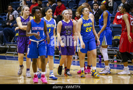 Rock Island, Iowa, USA. 27 Mär, 2017. Iowa Mannschaftskameraden reagieren auf ihre Verluste gegen den Illinois Mannschaft Nachdem die Mädchen Iowa-Illinois Senior All-Star Game am Augustana College in Rock Island am Montag, 27. März 2017. Credit: Andy Abeyta/Viererkabel - Zeiten/ZUMA Draht/Alamy leben Nachrichten Stockfoto