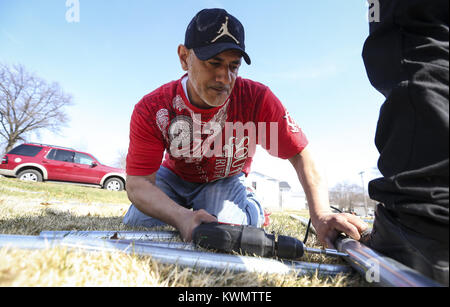 Davenport, Iowa, USA. 20 Mär, 2017. Ivan Cardona von Smittys Rasenpflege und Schneeräumen Schrauben zusammen von zwei Rohren mit einem knochengerüst für ein Gewächshaus in der ersten Baptist-Kirche in Davenport am Montag, den 20. März 2017 installiert werden. Durch eine Partnerschaft mit dem USDA, First Baptist Church hat Geld erhielt ein Gewächshaus als Ergänzung zu Ihrer bestehenden gemeinschaftlichen Garten zu bauen. Das Projekt wird in Zusammenarbeit mit dem Menschen, Nachbarn und Kirchen (S. U.N.C.H.) Programm, eine Koalition der Kirchen auf dem Hügel zusammen arbeitet, ihre Gemeinschaft zu verbessern. (Bild: © Andy Ab Stockfoto