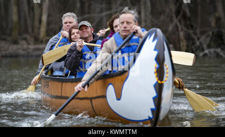 Camanche, Iowa, USA. 29 Mär, 2017. Park Ranger Brad Taylor Paddles mit einer Crew auf der Schricker Slough in Rock Creek Marina und Campingplatz in Camanche am Mittwoch, 29. März 2017. Clinton County Erhaltung vor kurzem erwarb zwei 29-Fuß-Kevlar Kanus, die der Öffentlichkeit für Vermietungen in diesem Frühjahr erhältlich sein wird. Die Kanus kam von der Vancouver, British Columbia in Kanada und kann bis zu 14 Passagiere. Credit: Andy Abeyta, Viererkabel - Zeiten/Viererkabel - Zeiten/ZUMA Draht/Alamy leben Nachrichten Stockfoto